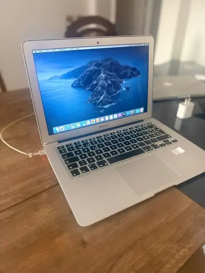 MacBook Air A1466 usado en buen estado 2017 - miniatura 1