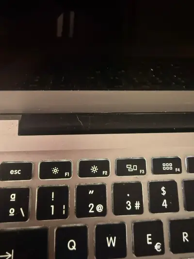 MacBook Air A1466 usado en buen estado 2017 - miniatura 2