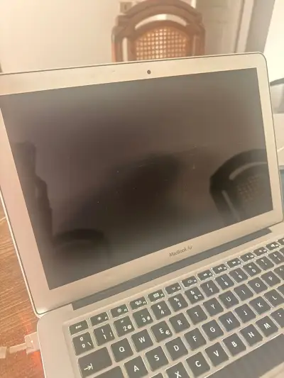 MacBook Air A1466 usado en buen estado 2017 - miniatura 3