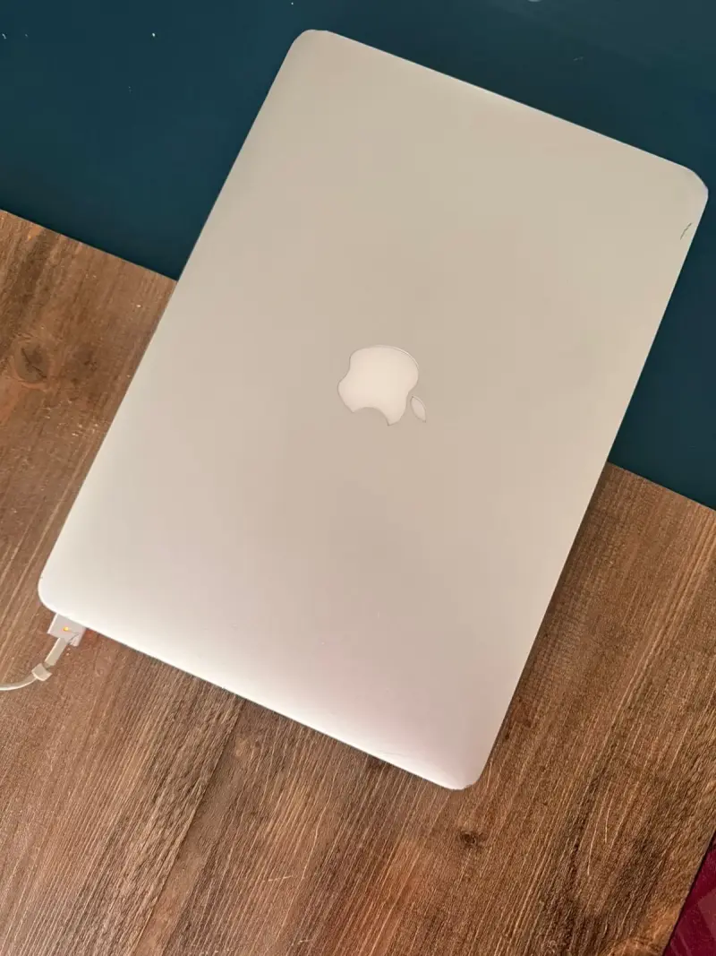MacBook Air A1466 usado en buen estado 2017 - 4