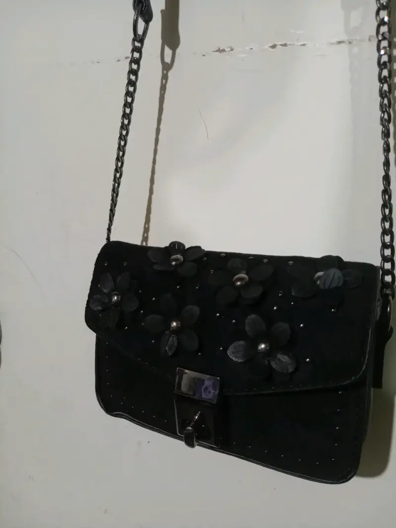 Cartera negra con diseño floral gamusa - 2