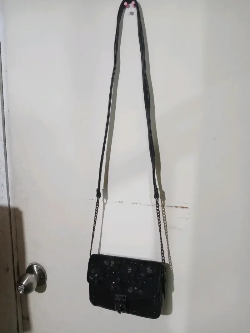 Cartera negra con diseño floral gamusa - 3
