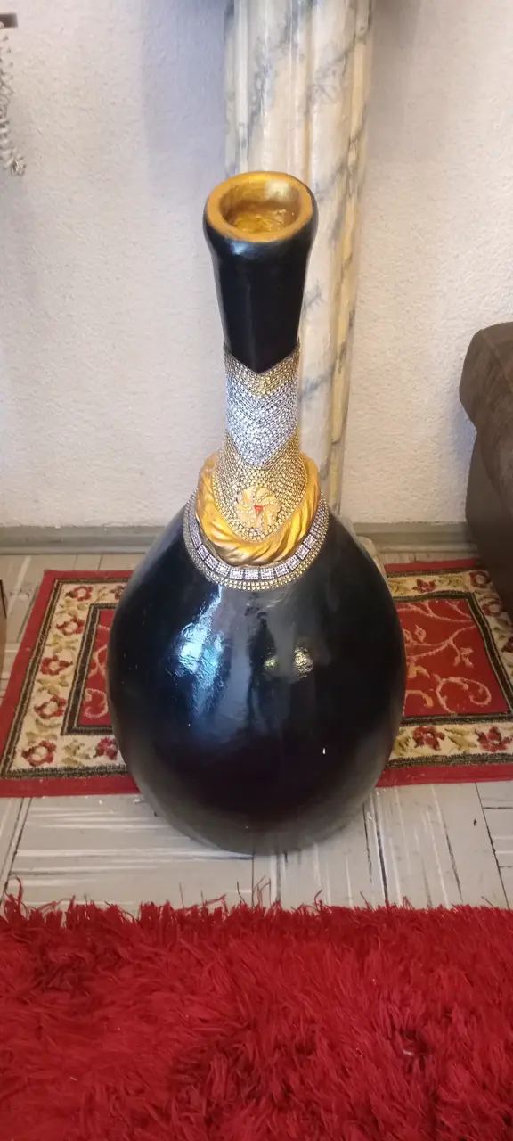 Jarrón decorativo grande con detalles dorados - 1