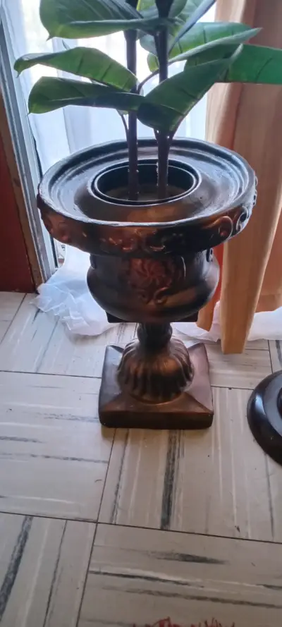 Jarrón decorativo grande con detalles dorados - miniatura 2
