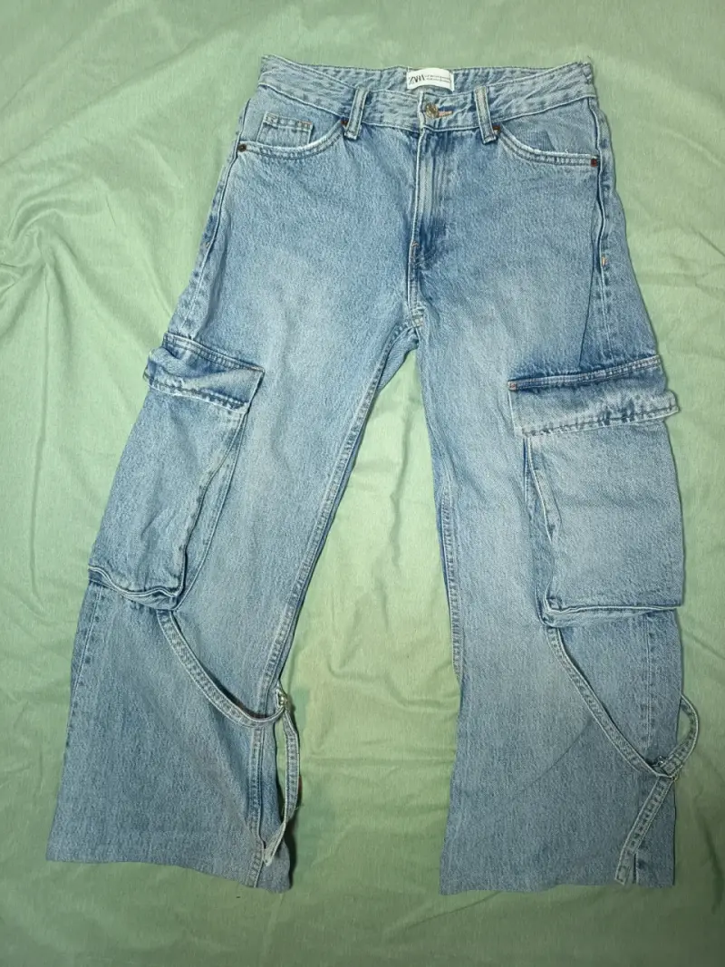 Jeans cargo de mezclilla azul Zara para mujer