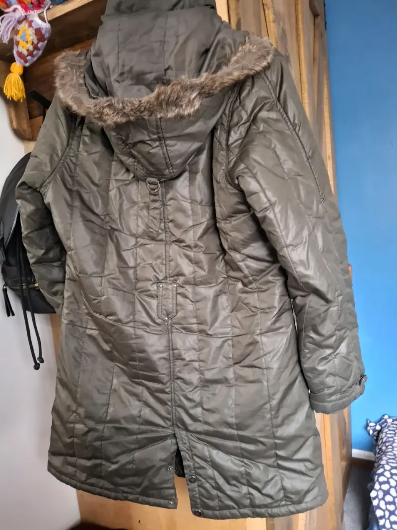 Parka de invierno verde con capucha de piel sintética - 1
