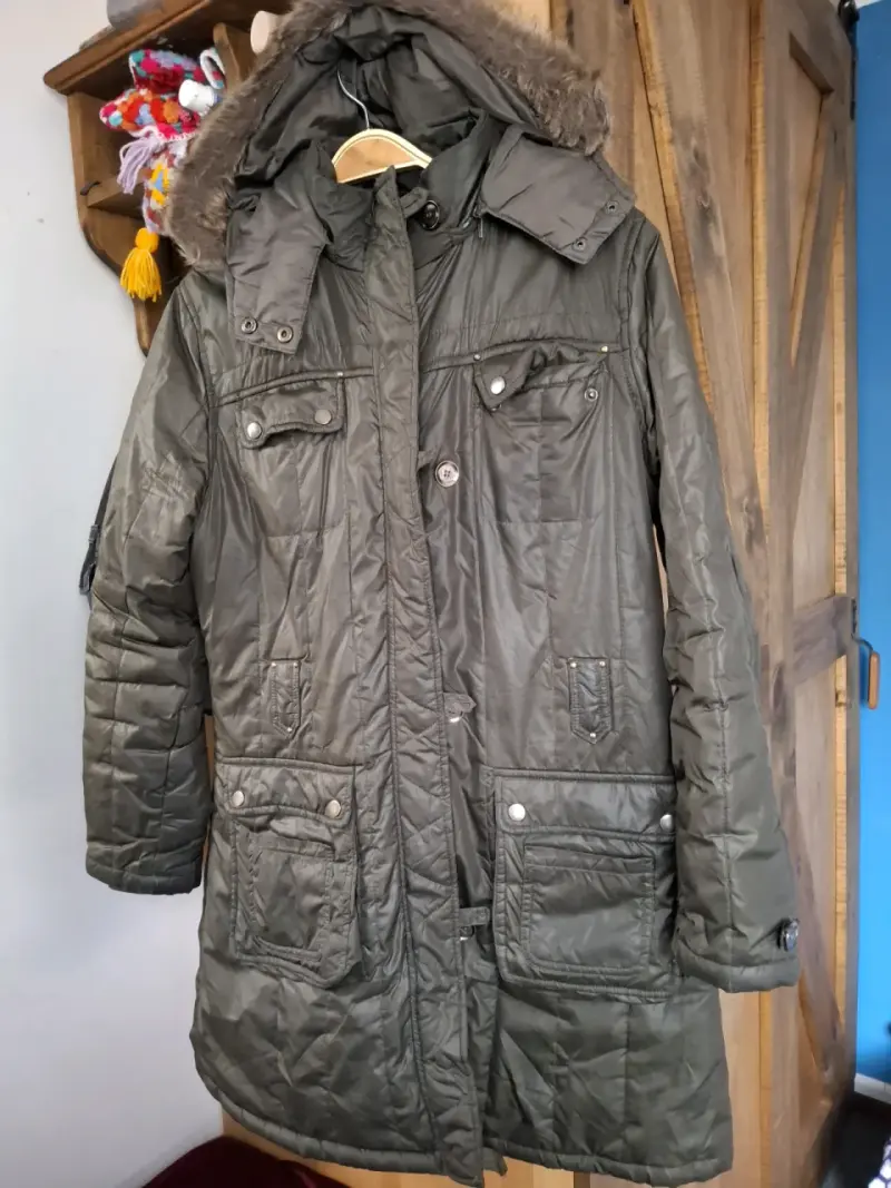 Parka de invierno verde con capucha de piel sintética - 2