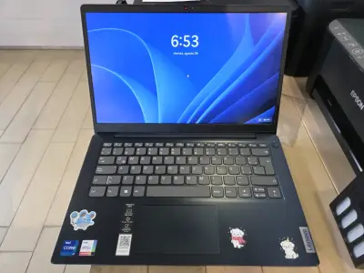Laptop Lenovo Intel Core i7 con Gráficos Iris Xe - miniatura 1
