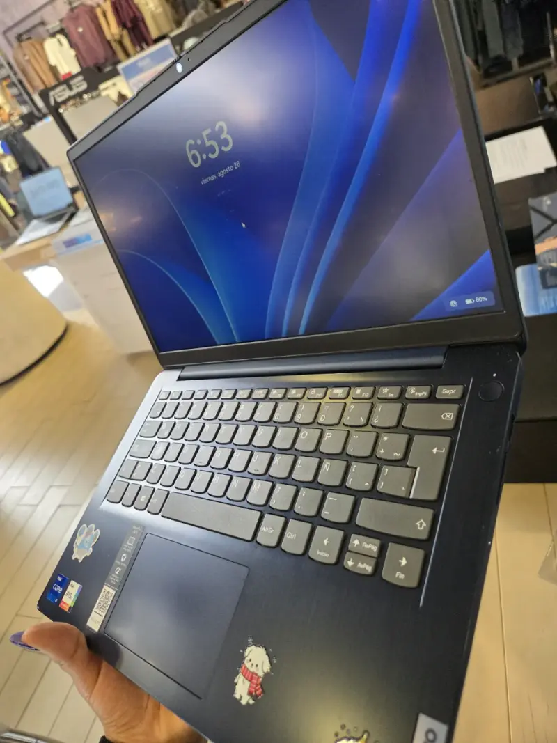 Laptop Lenovo Intel Core i7 con Gráficos Iris Xe - 3
