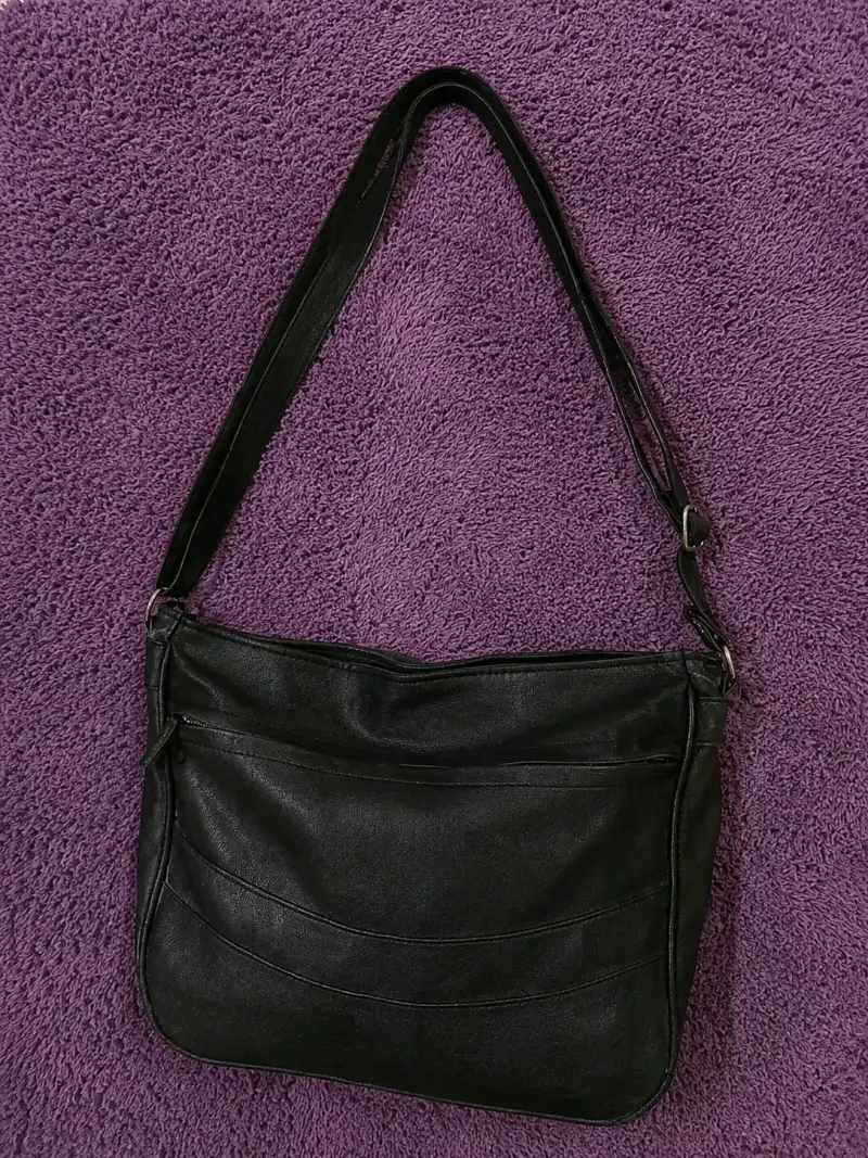 Cartera negra de cuero sintético