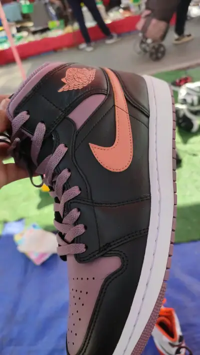 Zapatillas Air Jordan negras y rosadas para mujer - miniatura 1