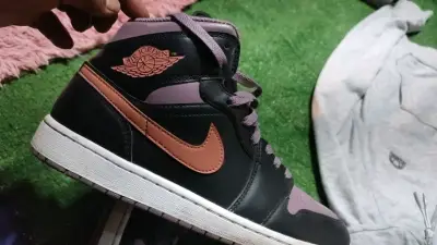 Zapatillas Air Jordan negras y rosadas para mujer - miniatura 4