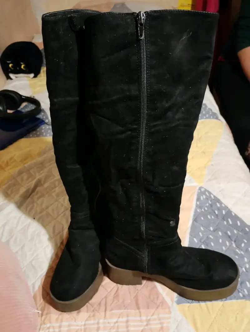 Botas negras altas de gamuza con cierre - 1
