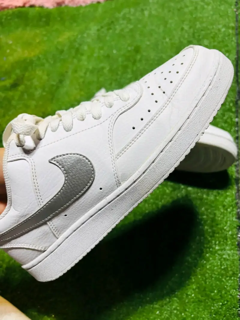 Zapatillas deportivas blancas con logo gris