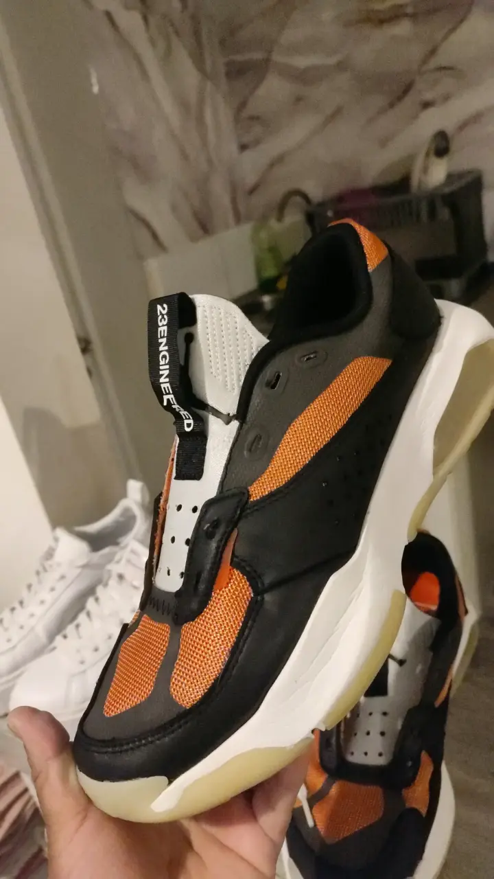 Zapatillas deportivas naranjas y negras 23 Engineered