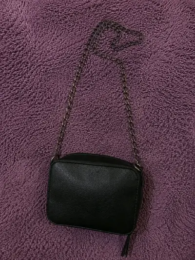 Cartera negra con cadena metálica elegante - miniatura 1