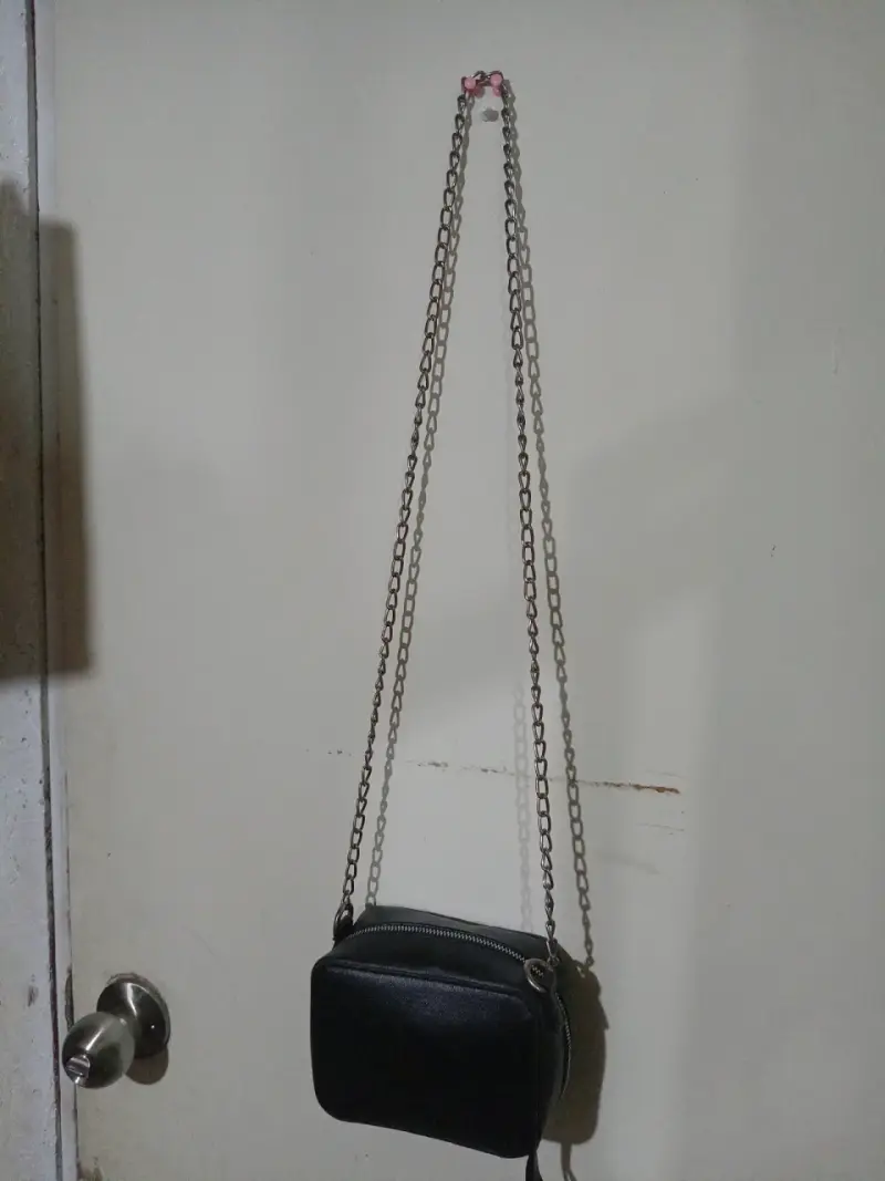 Cartera negra con cadena metálica elegante - 2