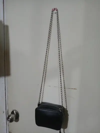 Cartera negra con cadena metálica elegante - miniatura 2