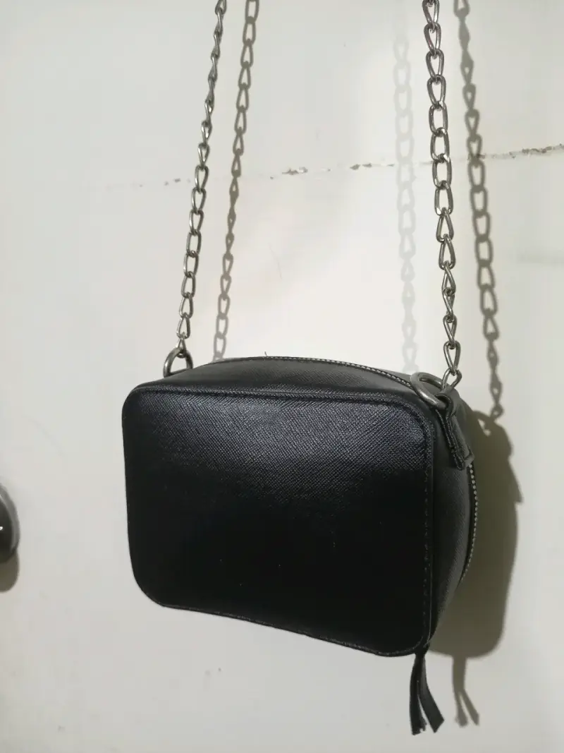 Cartera negra con cadena metálica elegante - 3