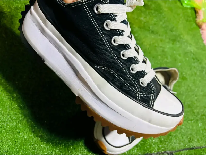 Zapatillas deportivas negras con suela gruesa