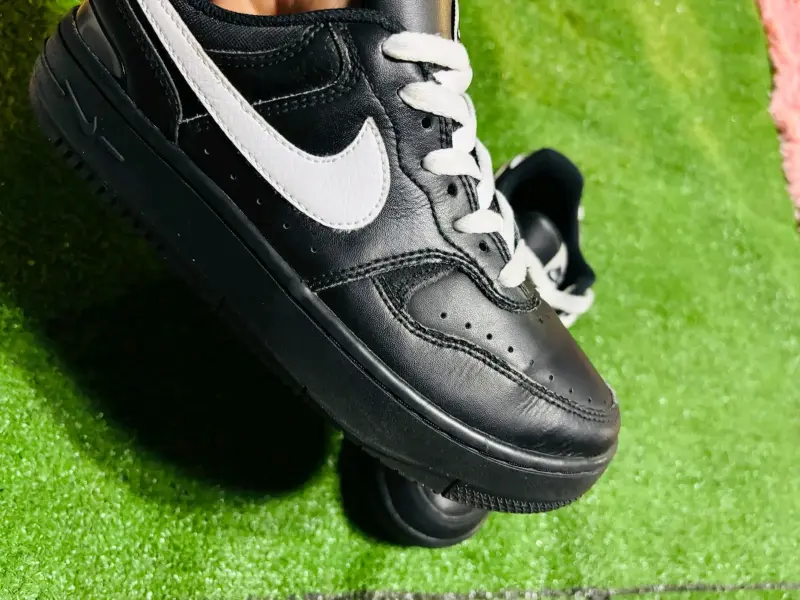 Zapatillas deportivas negras Nike con logo blanco