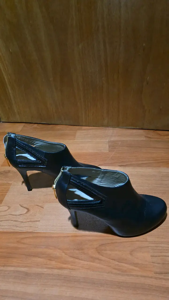 Botines de cuero negro con tacón alto - 1