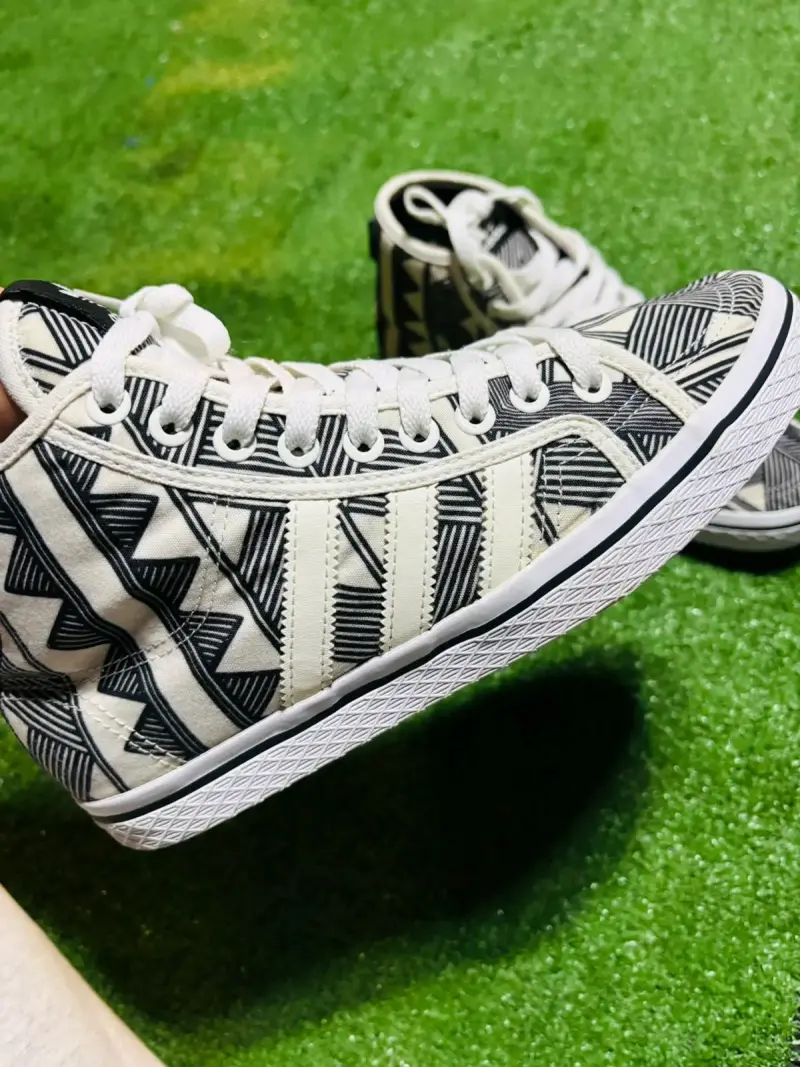 Zapatillas altas con diseño tribal en blanco y negro