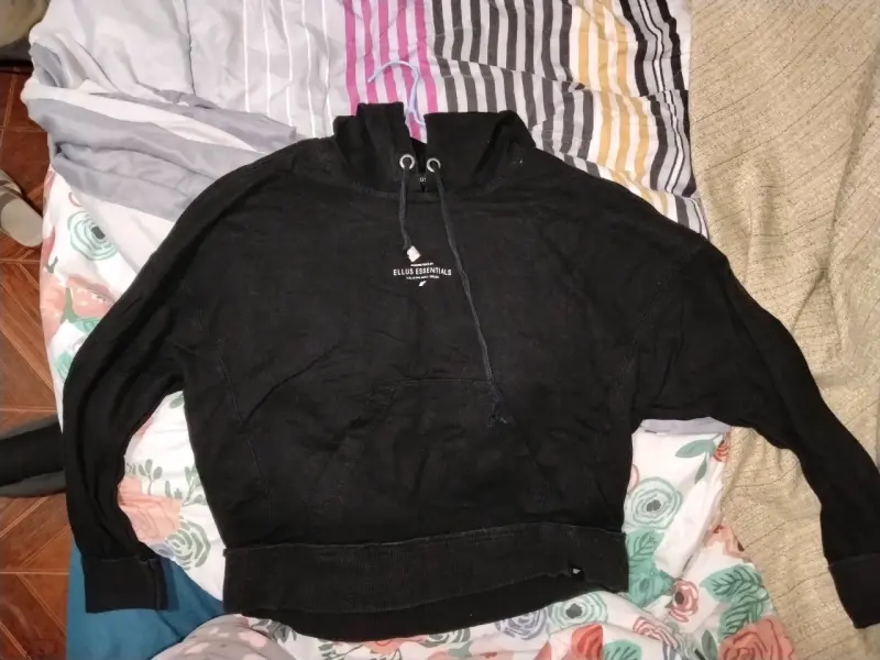 Polerón negro con capucha Ellus Essentials