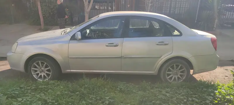 Auto sedán Chevrolet gris en buen estado - 1