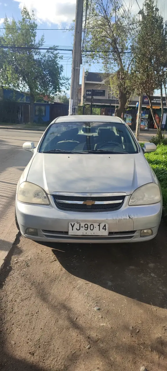 Auto sedán Chevrolet gris en buen estado - 2