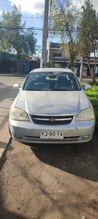 Auto sedán Chevrolet gris en buen estado - miniatura 2