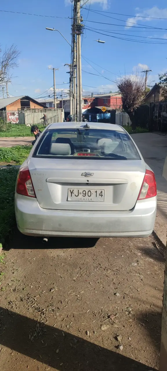 Auto sedán Chevrolet gris en buen estado - 3