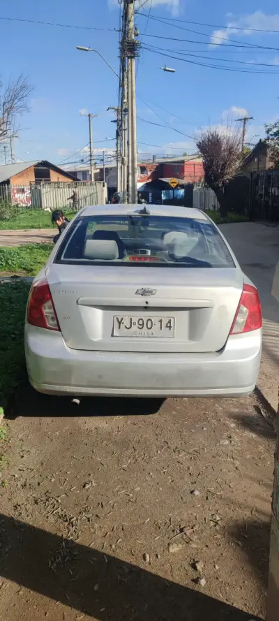 Auto sedán Chevrolet gris en buen estado - miniatura 3