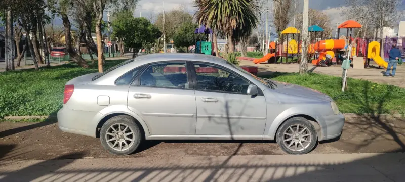 Auto sedán Chevrolet gris en buen estado - 4