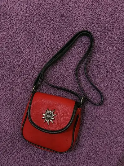 Cartera roja de cuero con adorno floral - miniatura 1