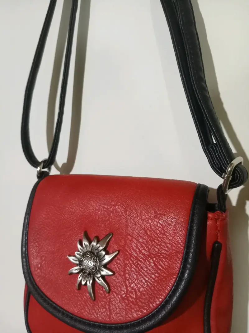 Cartera roja de cuero con adorno floral - 2