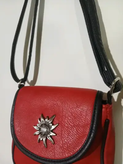 Cartera roja de cuero con adorno floral - miniatura 2