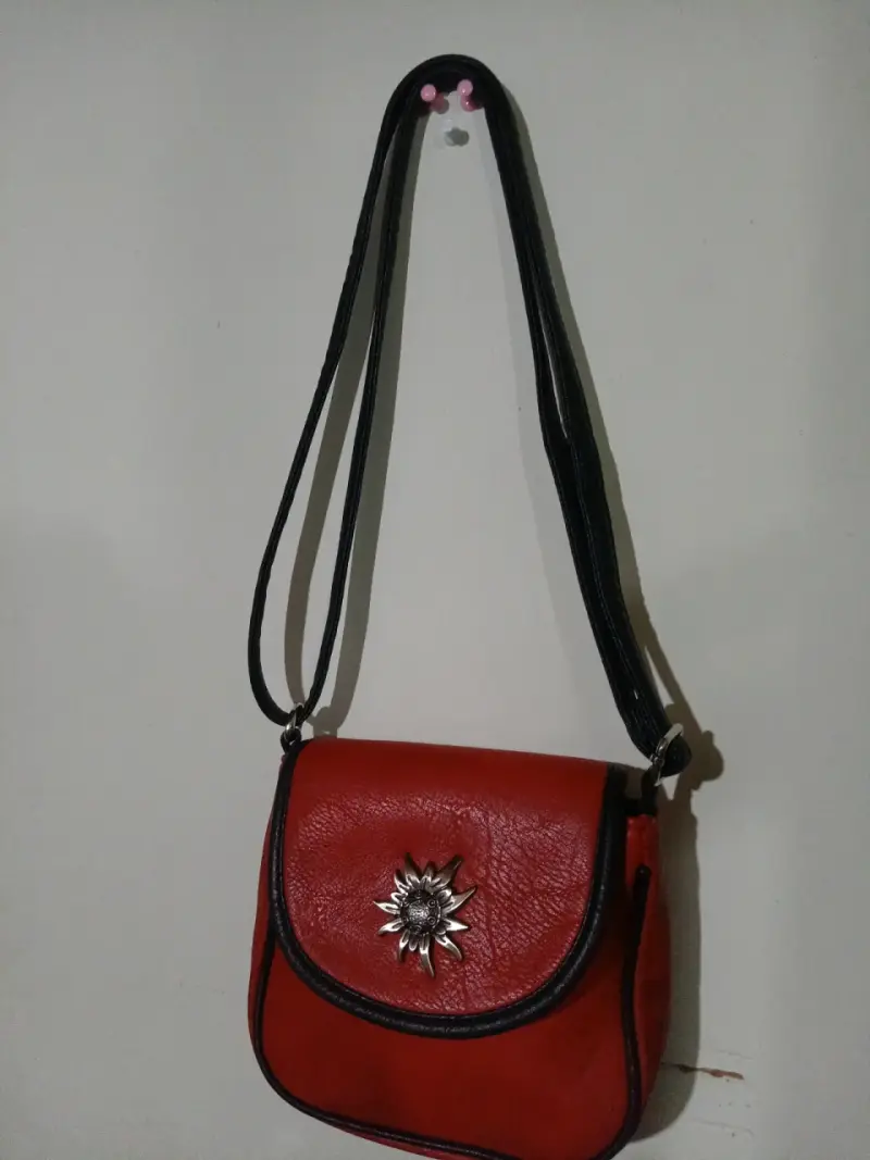 Cartera roja de cuero con adorno floral - 3
