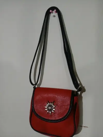 Cartera roja de cuero con adorno floral - miniatura 3