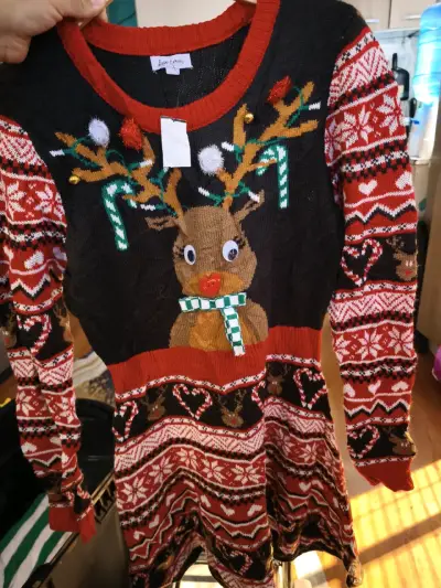 Suéter navideño con diseño de reno talla M - miniatura 4