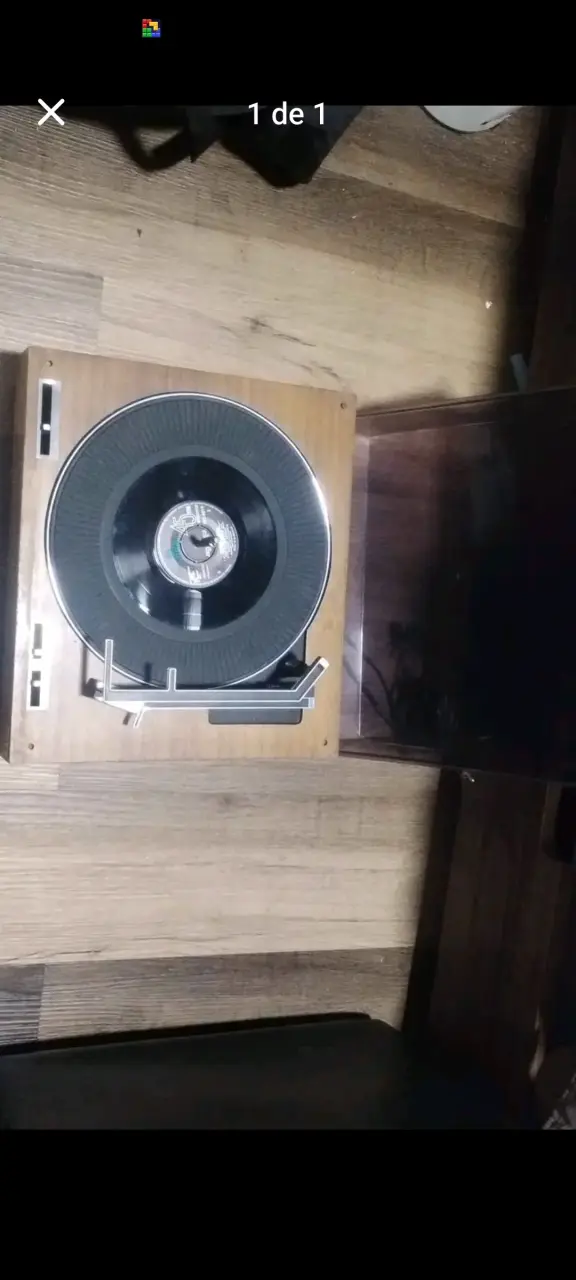 Tocadiscos vintage de madera en buen estado