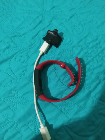 Reloj inteligente deportivo rojo con cargador - miniatura 3