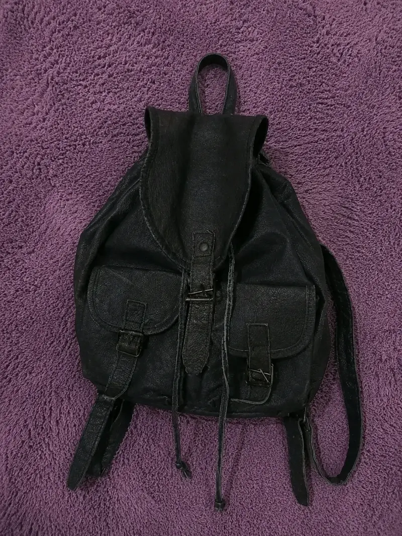 Mochila negra de cuero sintético con bolsillos - 1