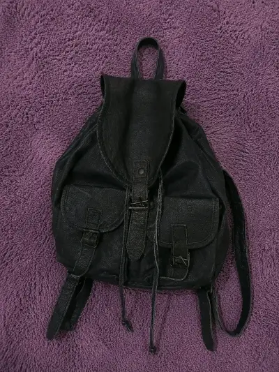 Mochila negra de cuero sintético con bolsillos - miniatura 1
