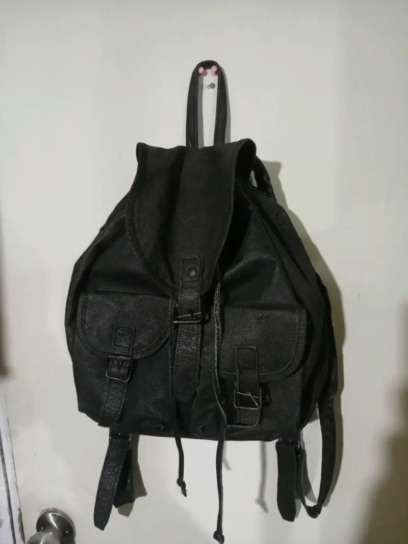 Mochila negra de cuero sintético con bolsillos - 2