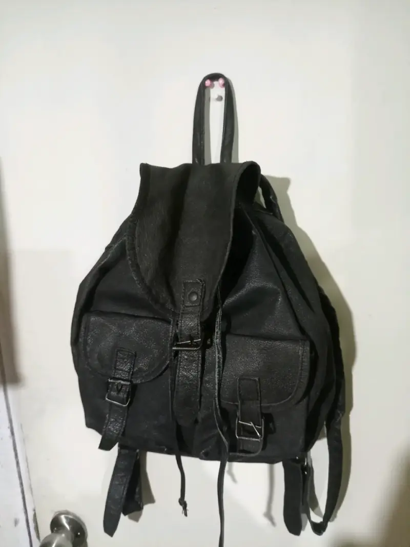 Mochila negra de cuero sintético con bolsillos - 3