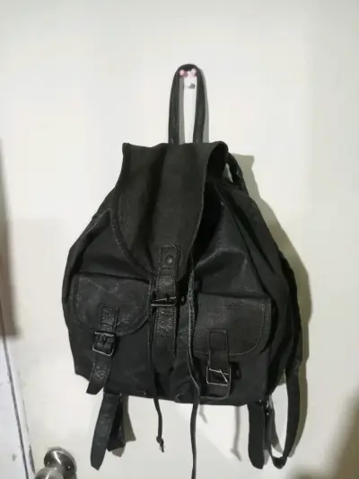 Mochila negra de cuero sintético con bolsillos - miniatura 3