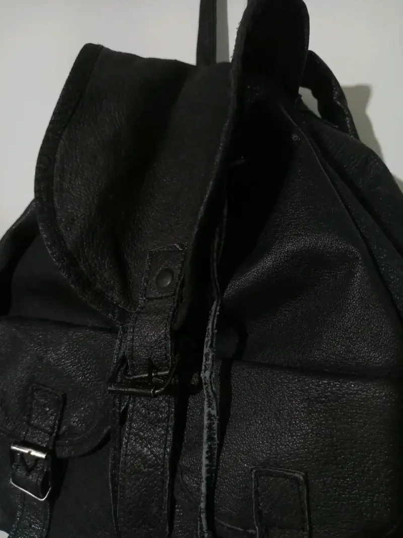 Mochila negra de cuero sintético con bolsillos - 4