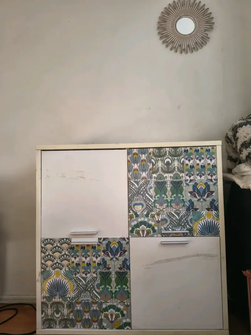 Armario de almacenamiento con diseño floral - 1