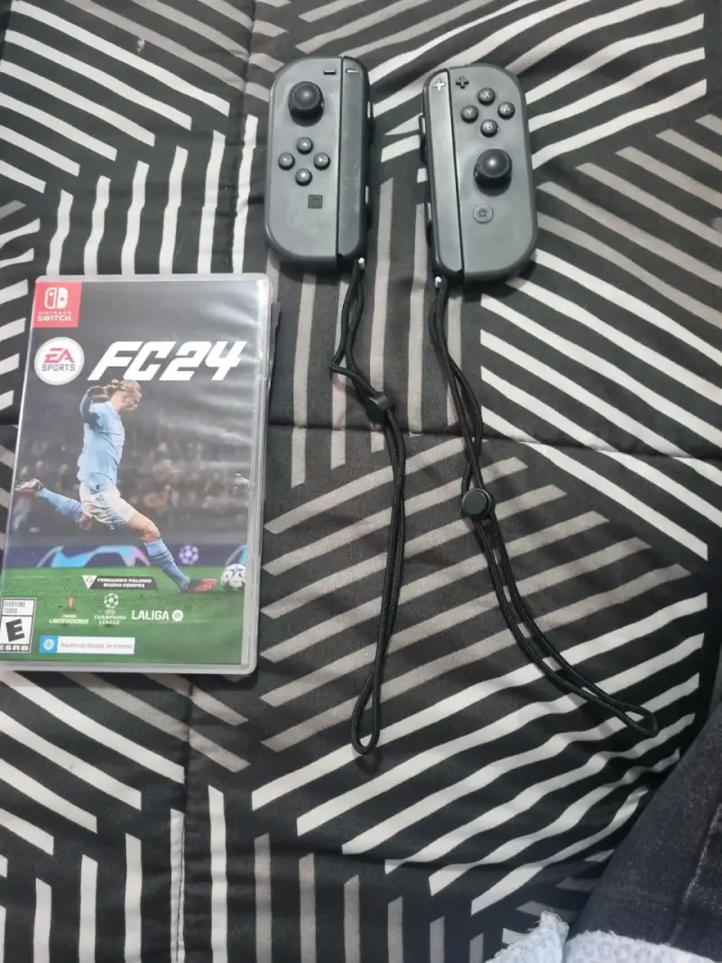 Consola Nintendo Switch con Joy-Con y juego FC24 - 2